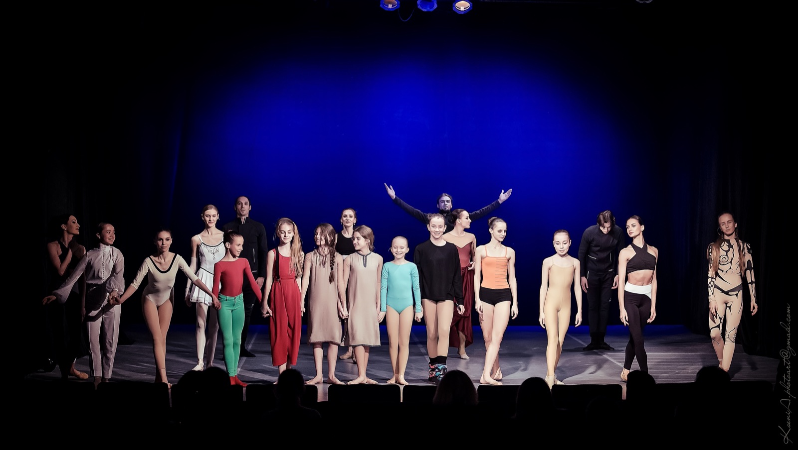 Фінальний уклін учасників Modern Ballet Online Charity Gala, 2017
